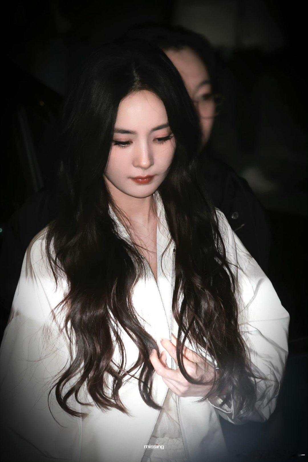 杨幂杨幂 ym杨幂哈尔滨一九四四 ym杨幂没有一顿火锅解决不了的事“我围绕着你，