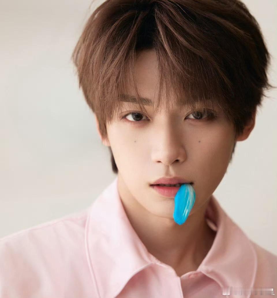 梓渝情人节写真梓渝手拿 蒂芙尼蓝郁金香，花语的寓意是 永恒的爱 爱你 是我做过最