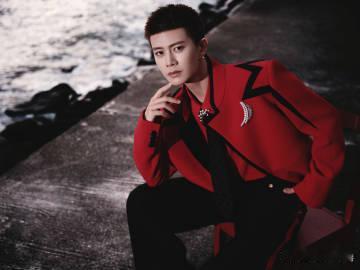 任嘉伦点燃新的年光 舞台是充满魔力的梦幻岛，灯光是神奇的魔法棒。你是那个最专注的