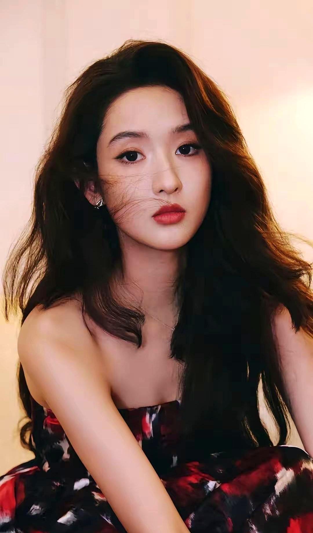 资本圈疯了？砸钱就为找一个“不折腾”的女演员。
 

别人挤破头抢C位、搞公关，