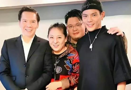 向太拉黑向佑后首次联系向太和向佑和解归功于向佐向佑与向太向华强已彻底断联 节目里