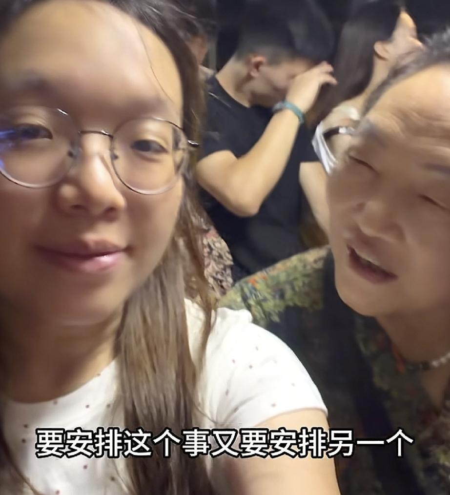谢浩男外婆对浩男大妹谢炜琳说了3句话
谢炜琳有些感慨
昨天许健华更新视频，一家人