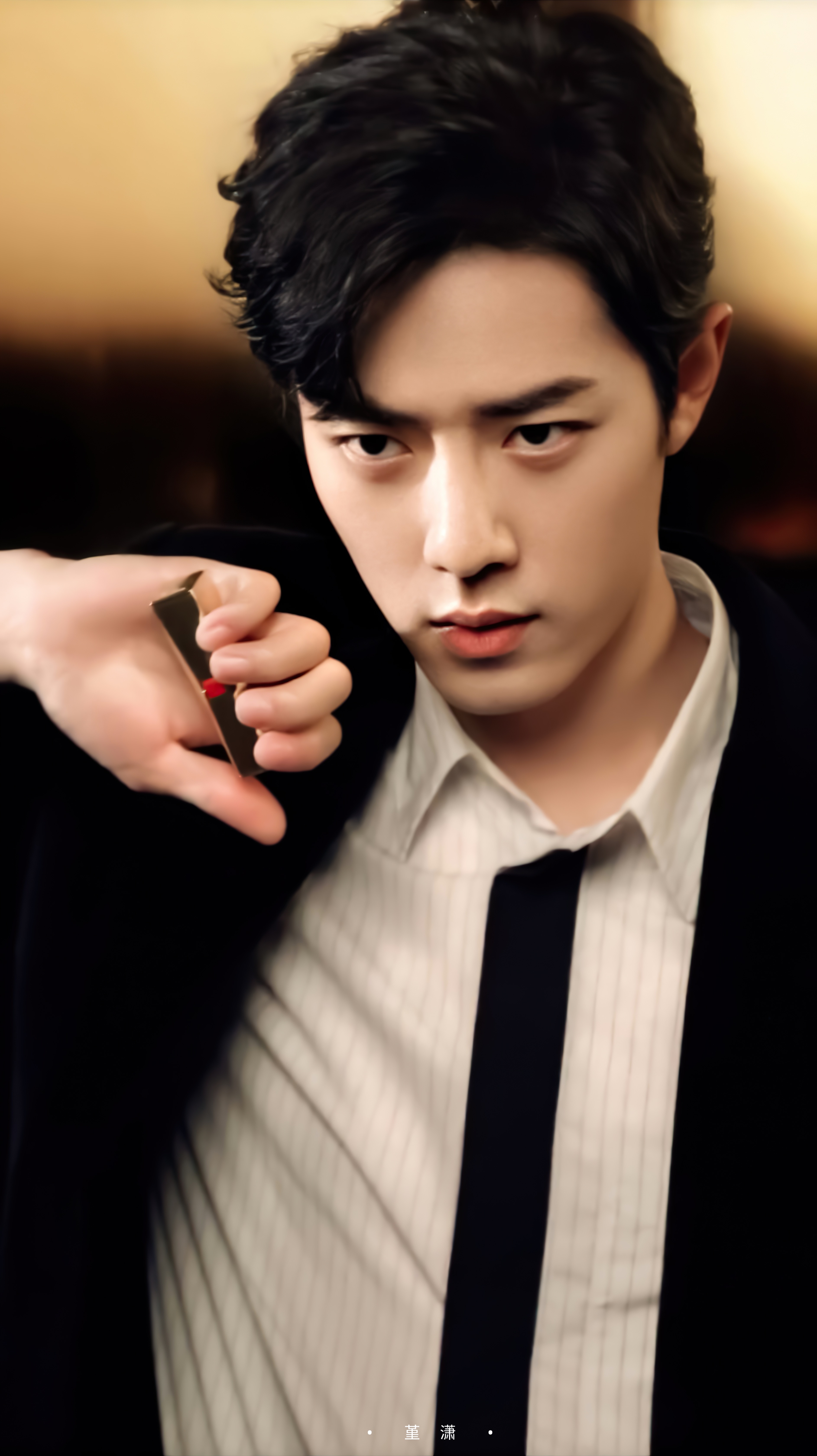 禁欲系西装，氛围感直接封神。肖战十日终焉路透有个大黄蜂◎肖战