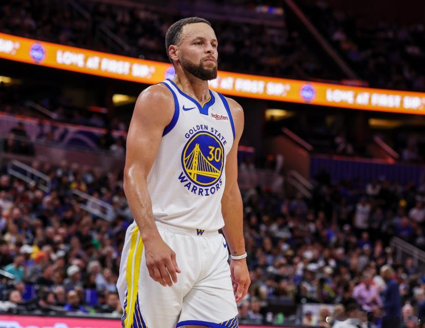 今日勇士主帅科尔在球队训练结束后接受了好体育媒体采访。谈到库里，科尔透露：“他感