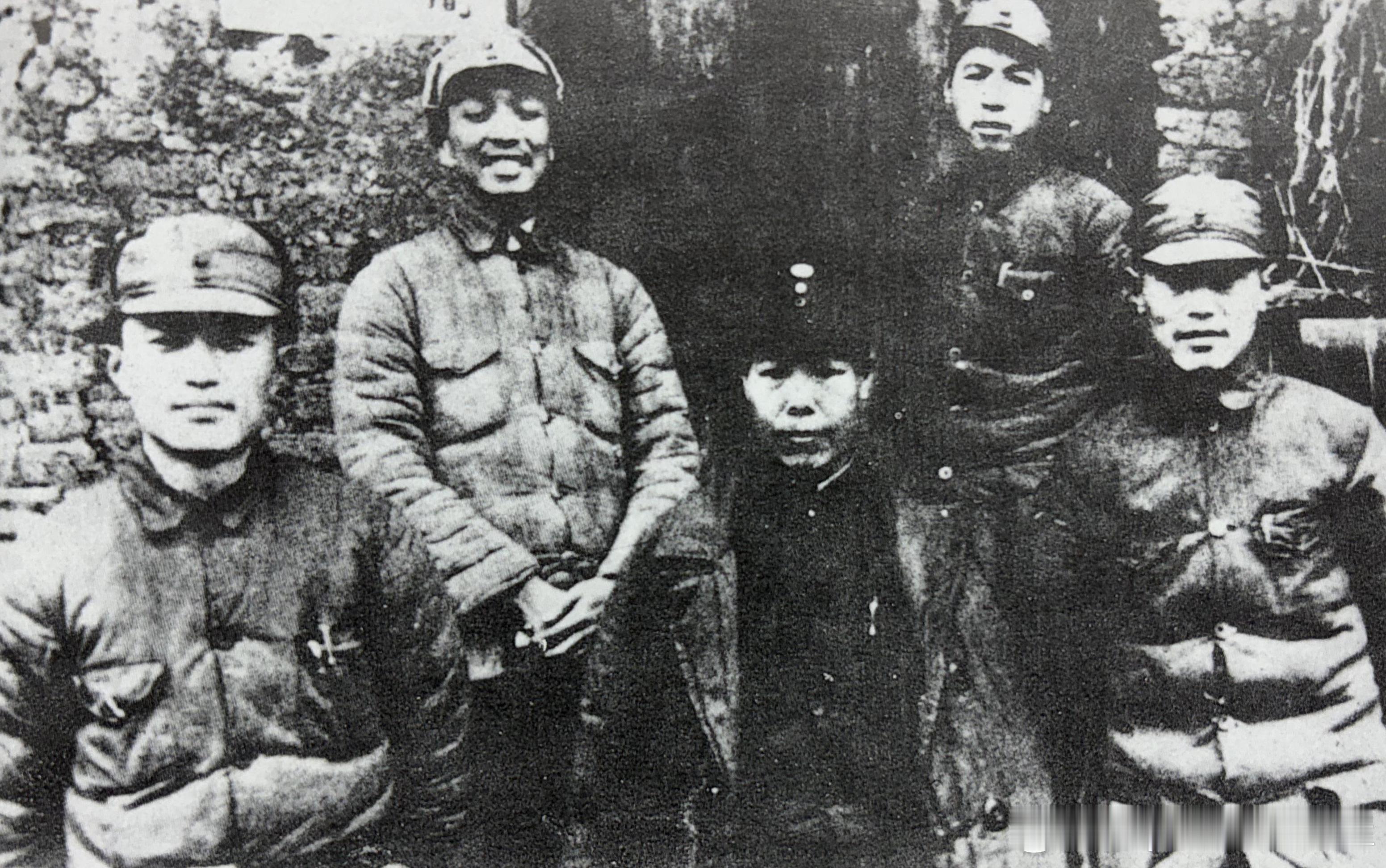 1940年春豫鄂挺进纵队和豫鄂边区党委领导人在京山县大山头合影，前排左起朱理治、