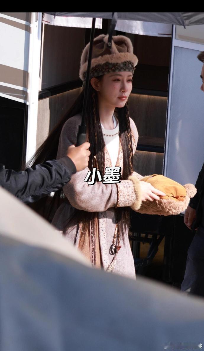 孟子义雪地冻伤妆细节控狂喜，清冷感与破碎感并存，配上雪地背景，画面美到窒息 