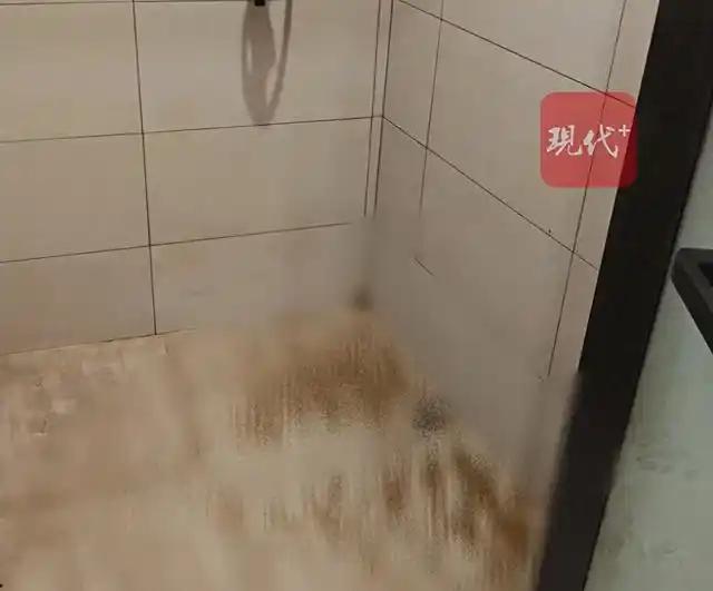 广东深圳，女子入住一家知名连锁酒店后，发现浴室地面散落大片黄褐色不明物，气味刺鼻