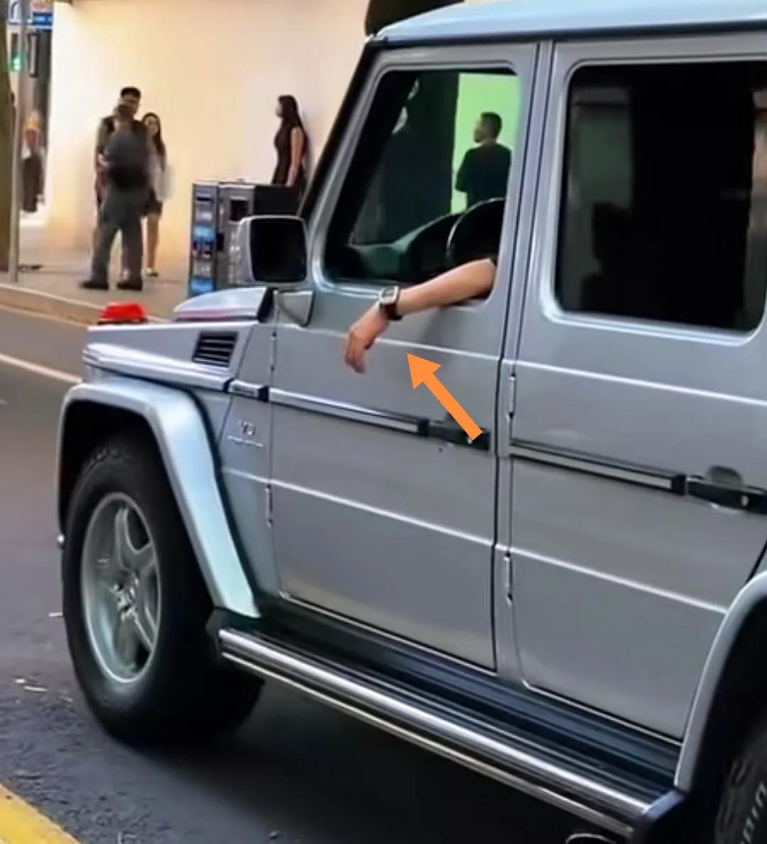 大G师傅一只胳膊车窗外开车违规吗？