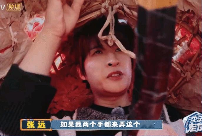 张远扮凤凰个子太高找谁说理张远的凤凰造型，身高是最大的 “绊脚石”，但敬业是真的