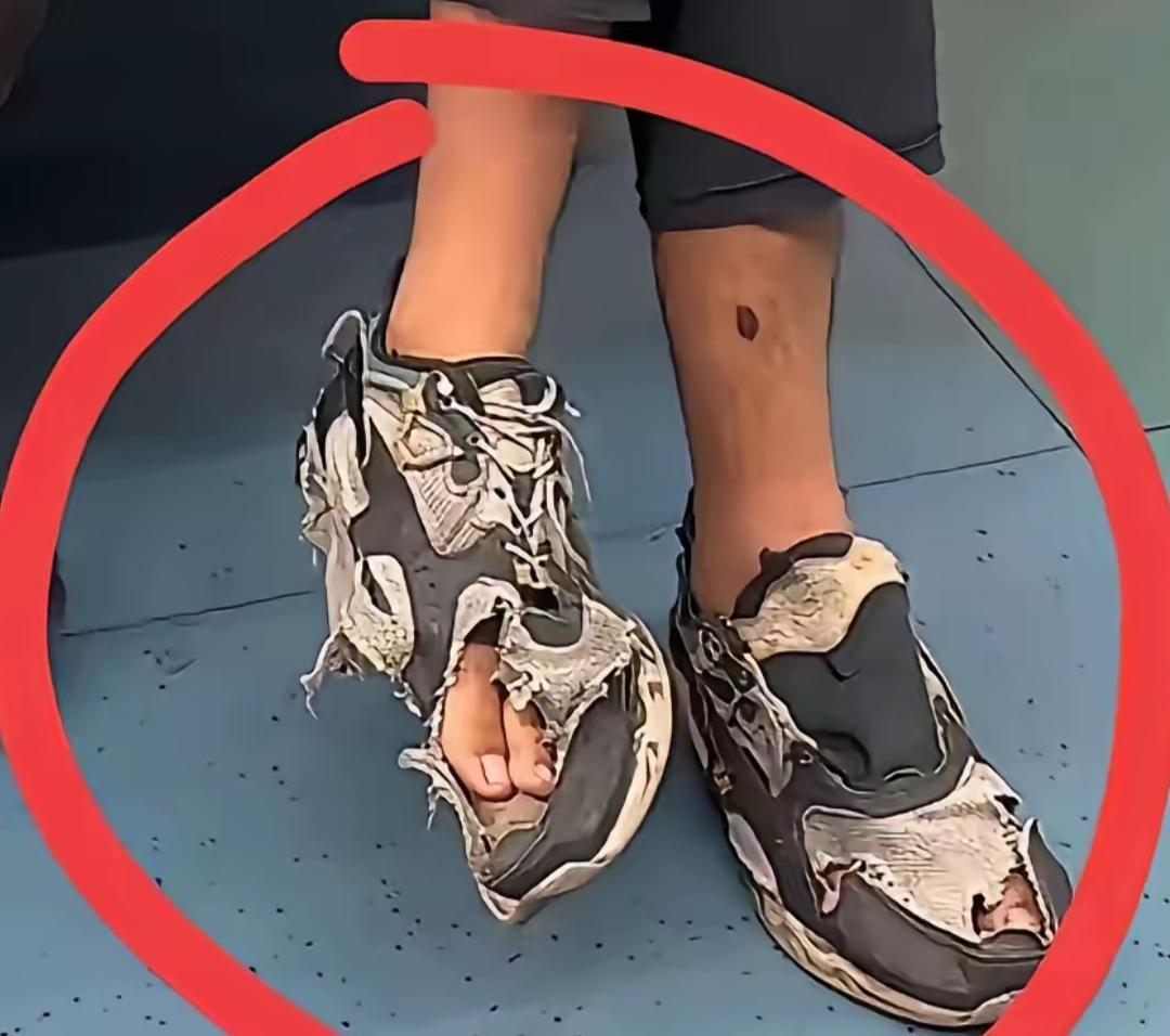 穿破洞鞋的人坐在地铁上。这是不是巴黎世家的鞋？真有人穿他的鞋吗？据说不便宜。[作