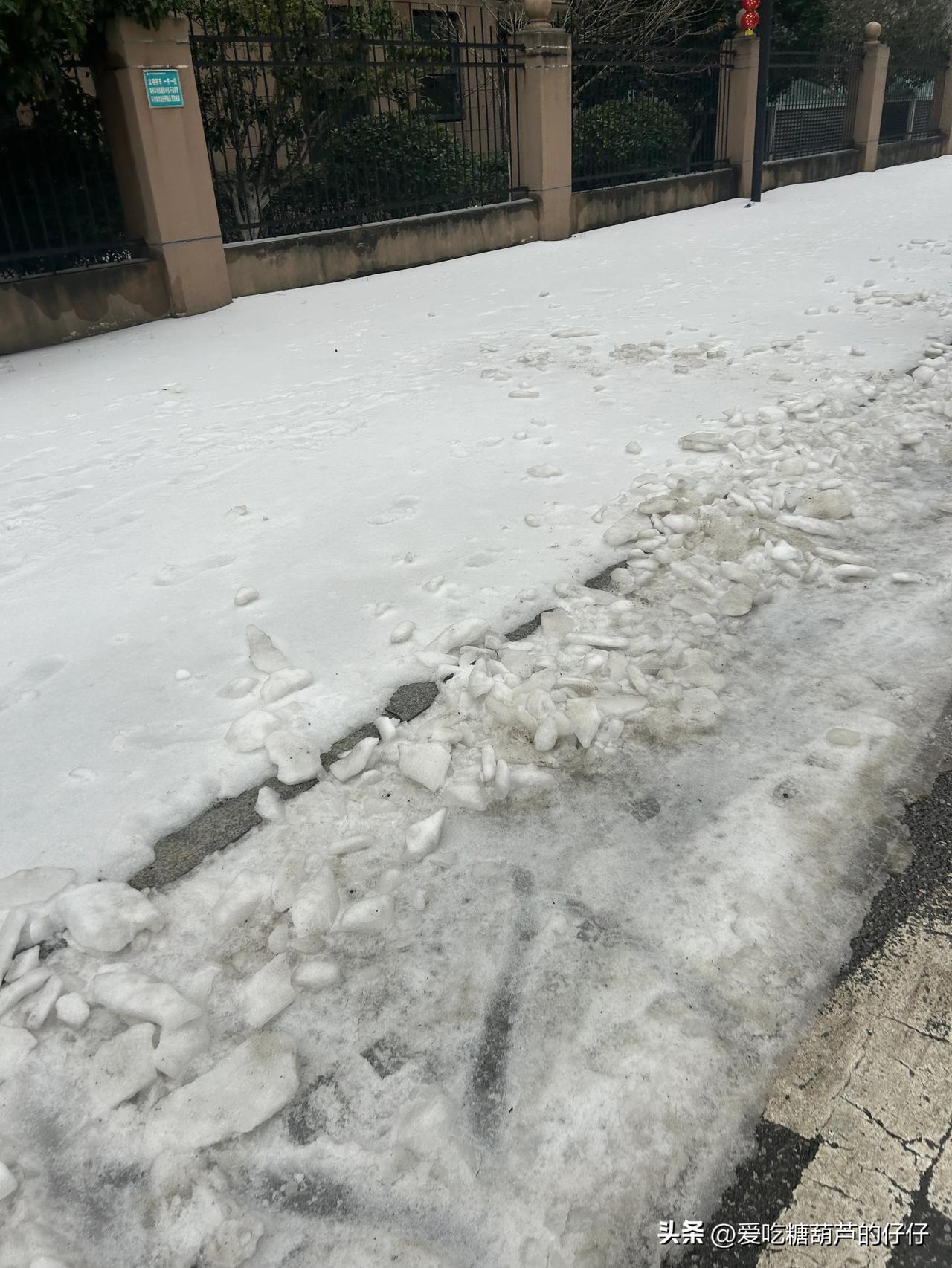 白雪皑皑铺路，行人踏雪行。这冰块啥时候能化完？太阳啥时候出来？