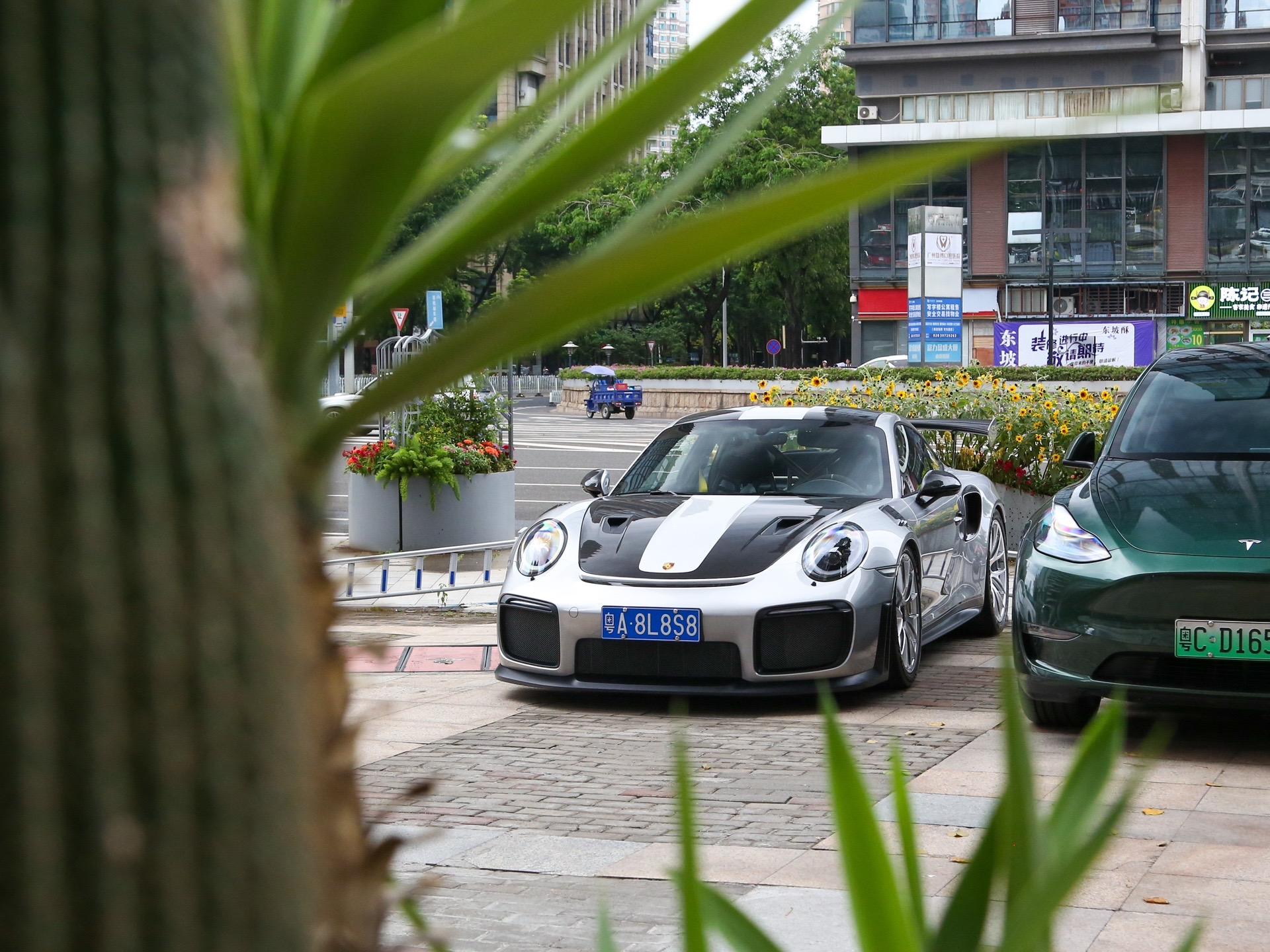 电榨集团的GT2RS.那天中午从KWOKS吃完饭出来在广粤天地拍到香港...