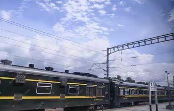 火车上的一次挺身而出 昨天刷抖音，刷到一条见义勇为的视频：一个中年男人看到年轻人