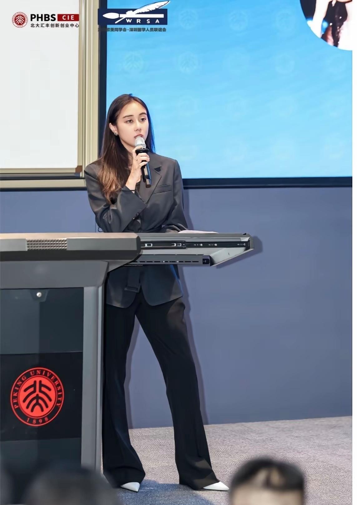 让何家四太最骄傲的不是何猷君，而是小女儿何超欣。 