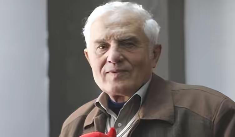 1938年，一名外国婴儿在天津一家教会医院呱呱落地。亲生父母急着离开中国，把这个