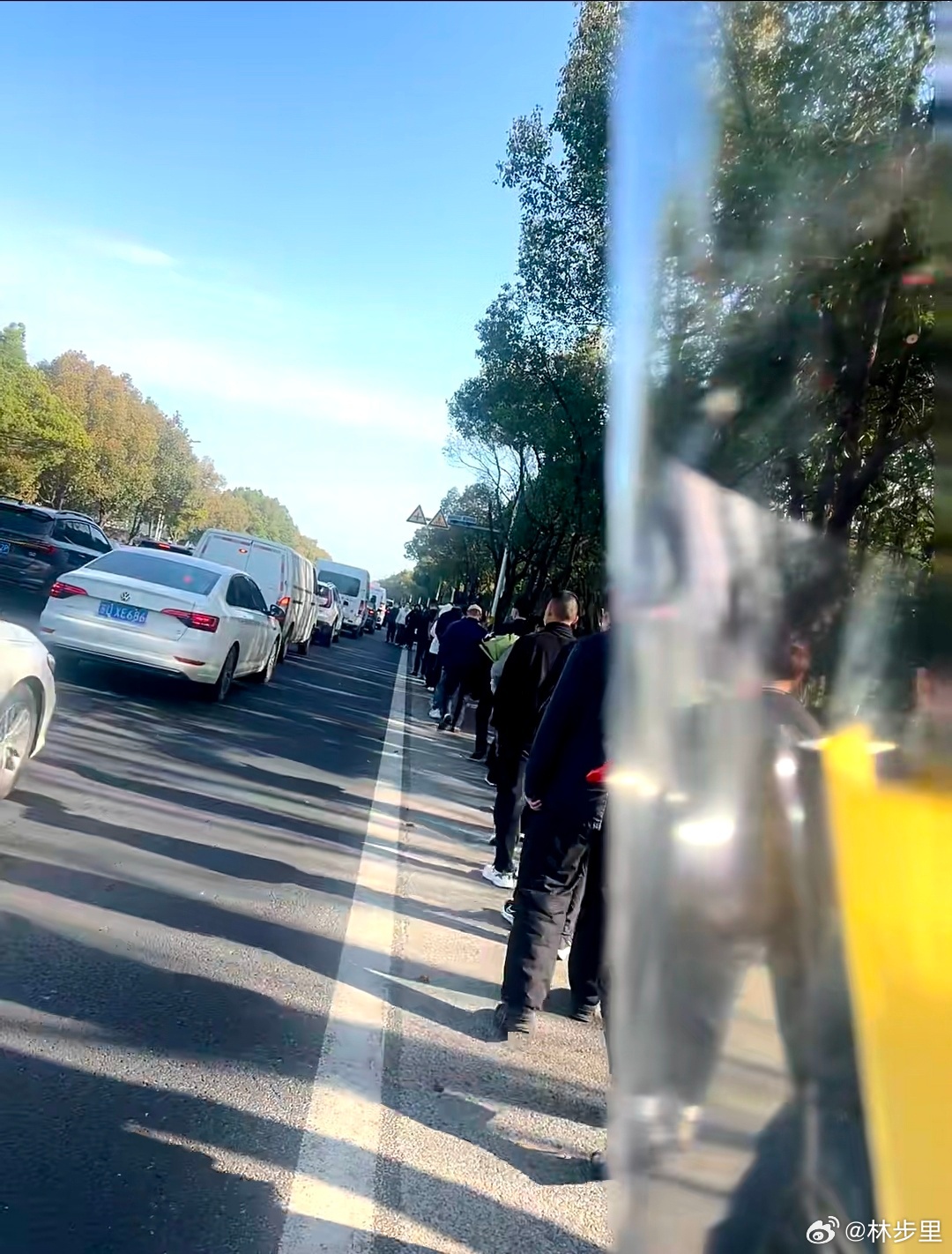 送别张雪峰送别的网友说，天还没亮就排起长队了。还是很难以置信，活生生的一个人，一