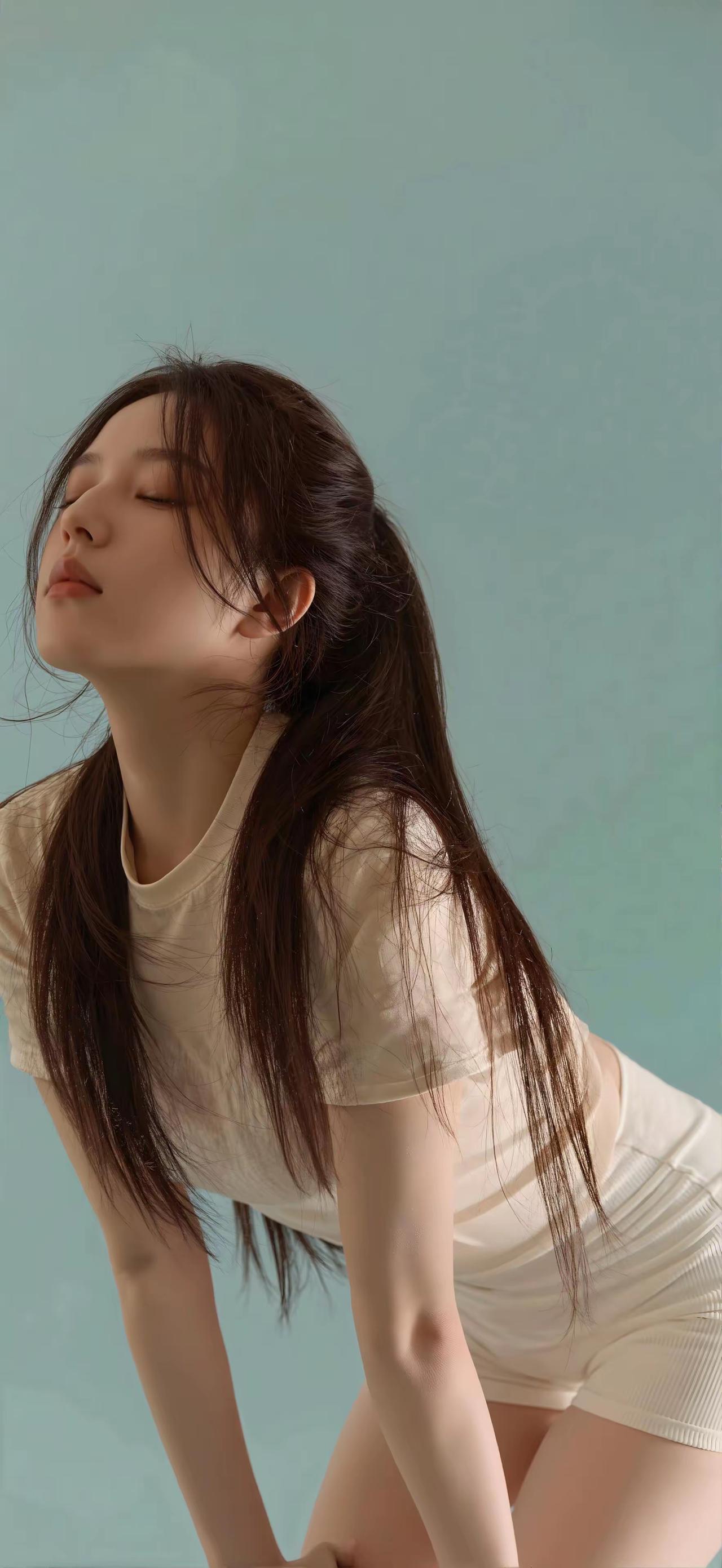 在浅蓝的底色里舒展身体，闭眼呼吸的瞬间，把松弛和温柔都揉进了这帧画面里。