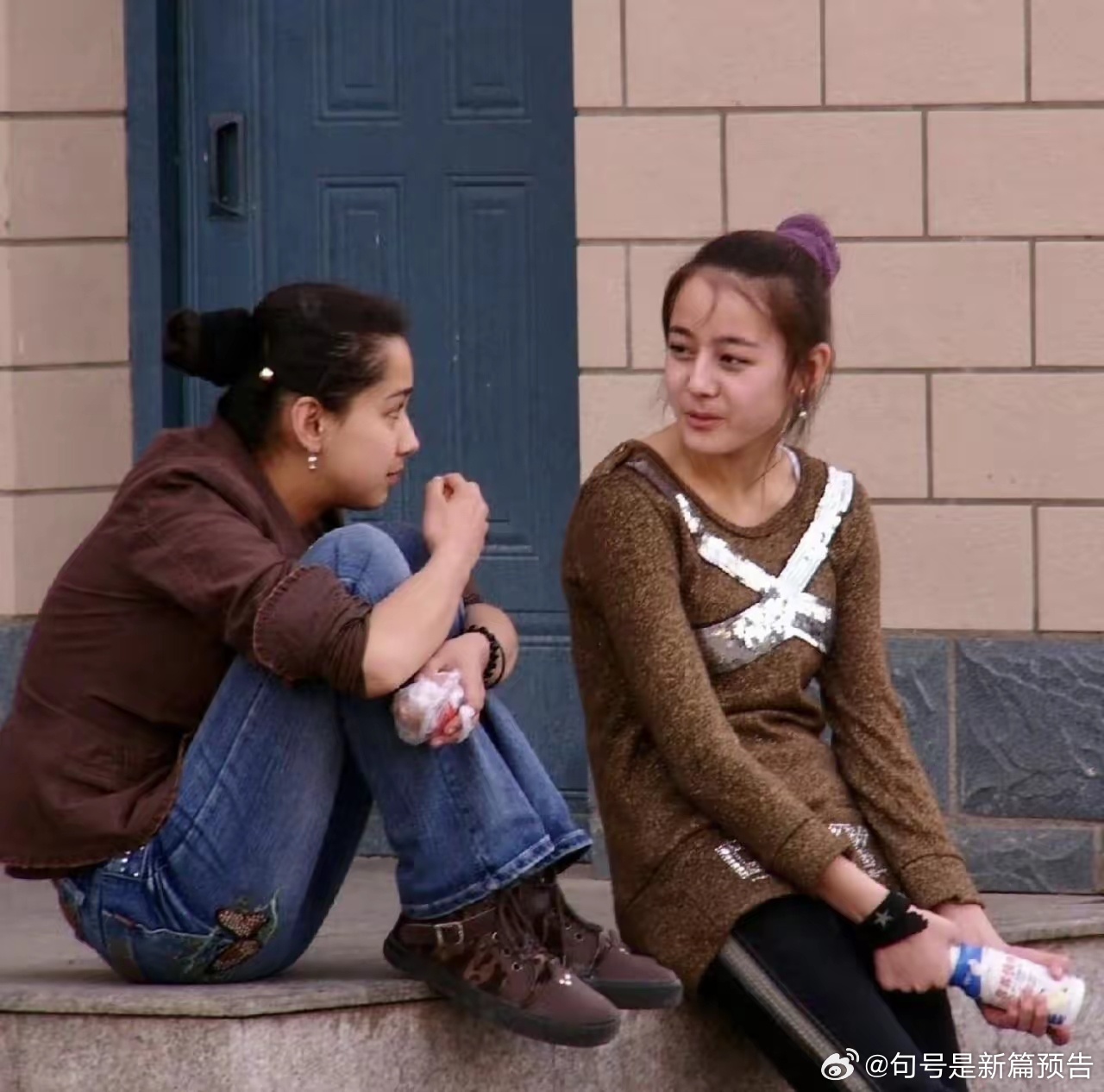 2007年，15岁的迪丽热巴与同学坐在布尔津汽车站旁聊天，正好被一位摄影师偶遇抓