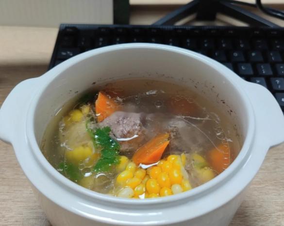 感谢我亲爱的老婆大人送来的爱心补汤！美好生活属于善抓机会的人；精彩人生属于勇敢向