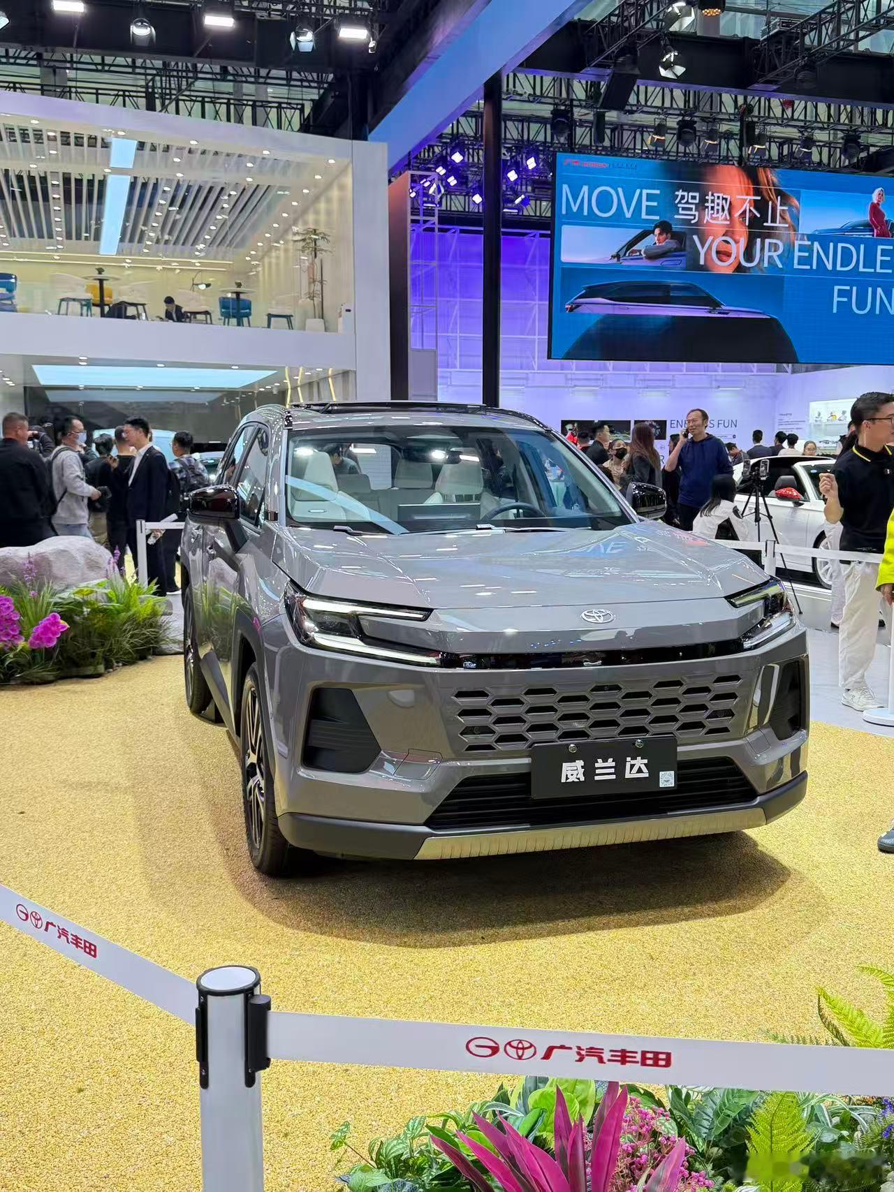 今天真是给我看激动了， 丰田展台围满了人，都来看全新推出的铂智7。说实话，这台车