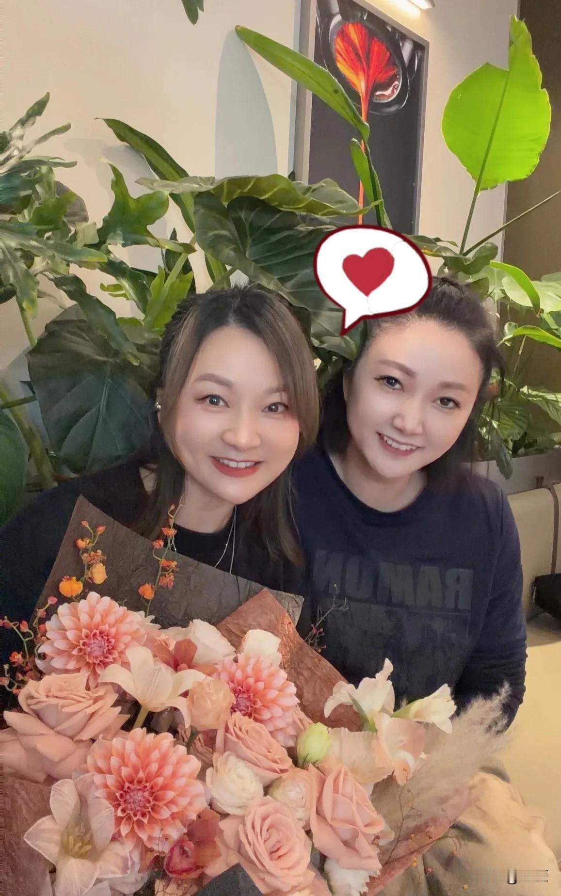 小雨陪着妈在建设路的草莓摊前挑果子，刚弯腰捏起一颗红透的，就听见妈“咦”了一声。