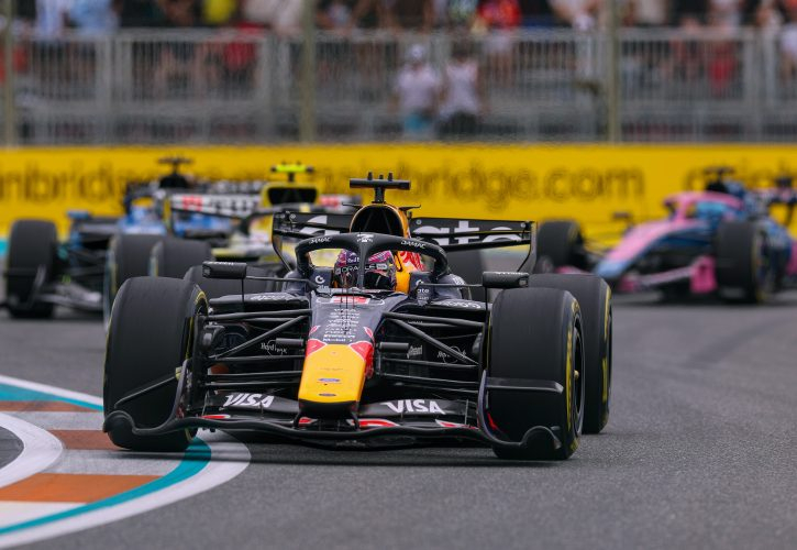 F1 目前红牛 RB22 仍超重6~7 公斤，每圈比梅赛德斯慢 0.2 秒，预计