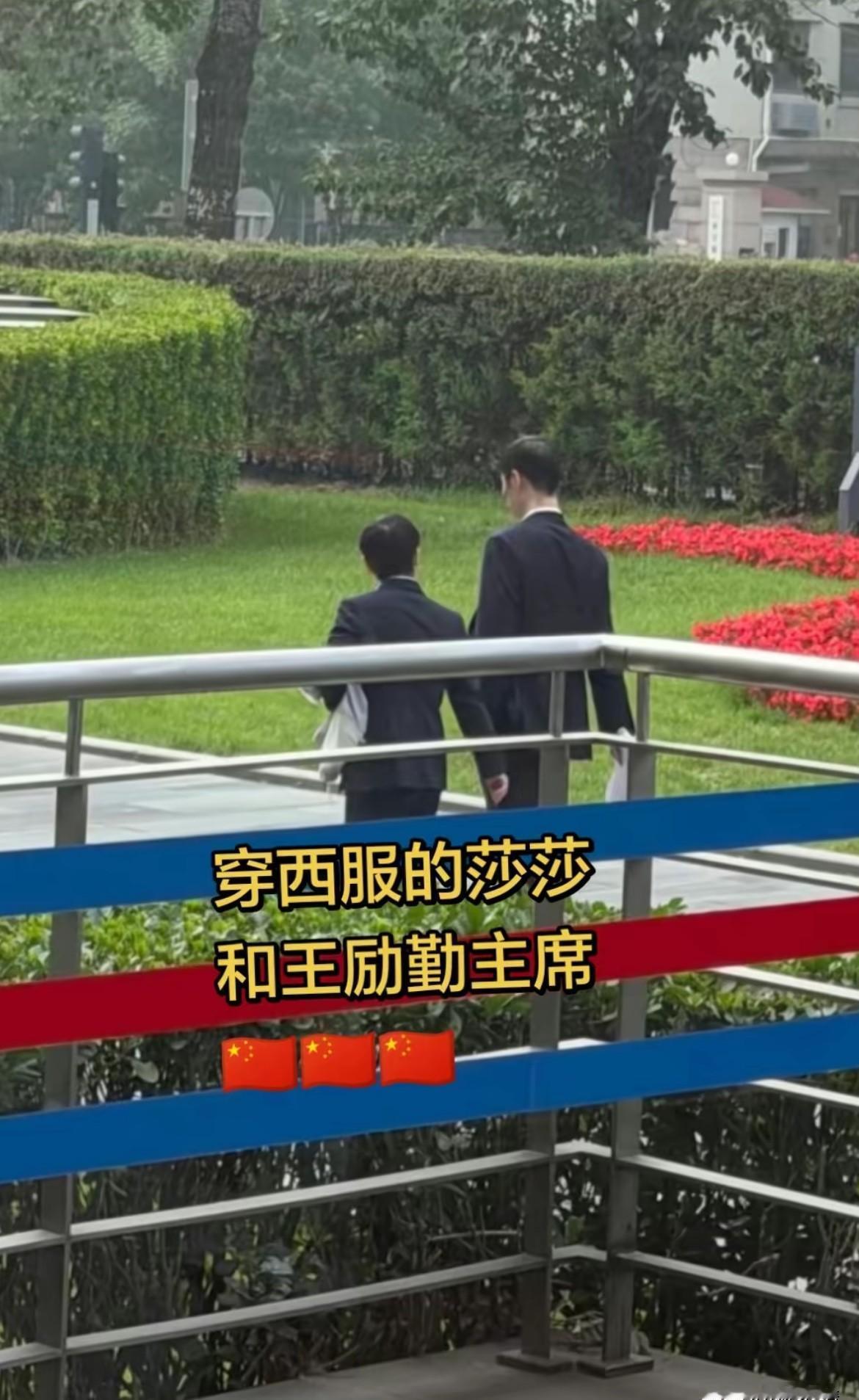 孙颖莎的右边肩膀，比左边低了整整三公分。
这是她拿下“亚洲之星”的代价。
医生的