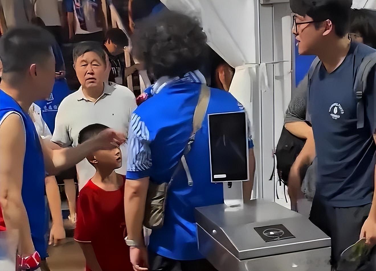 高层不为球迷站台！申花球迷搞抵制：比赛没开始就退场 曾放话空场8月28日晚间，申