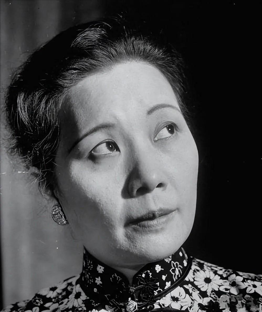 宋美龄女士于2003年10月24日（北京时间）在美国纽约曼哈顿的寓所于睡梦中安详