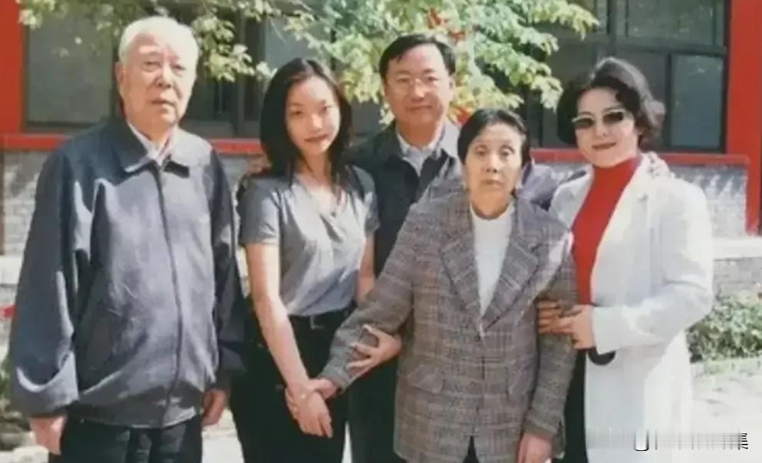 2002年，万宝宝与爷爷万里、奶奶边涛、父亲万季飞、母亲王晓民一家五口的珍贵合影