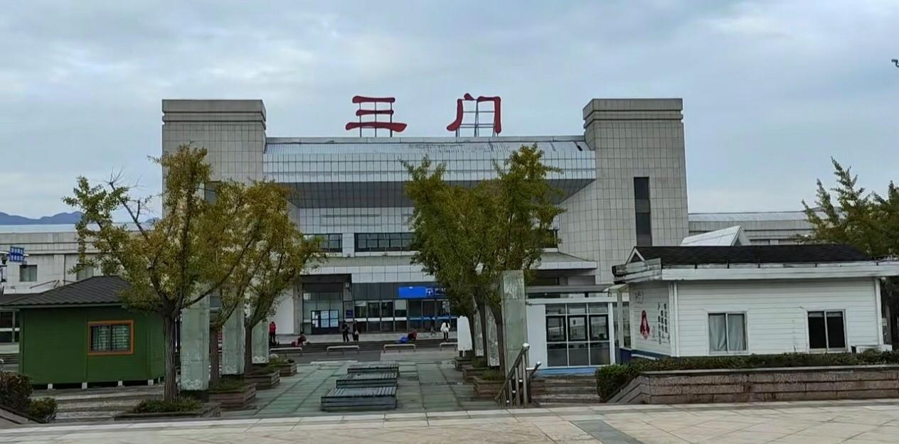 【中国小海鲜之乡--浙江台州山门县】因三门湾三道天然航道得名，是台州对接长三角的