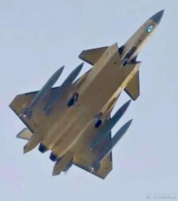 歼20挂四个副油箱，都够从沿海飞到关岛一个来回了隐身机虽然不太可能使用这种挂载，