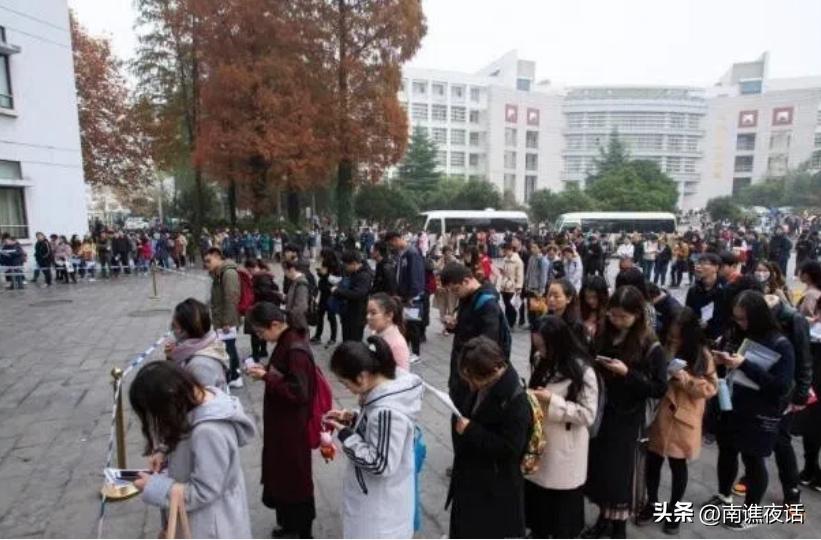 六千挑一与零人问津：国考“冰火两重天”照见怎样的求职迷思？

2027年国考报名