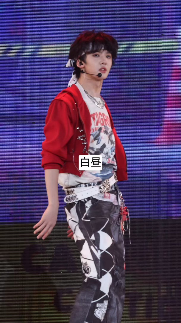 张奕然演唱会生图张奕然演唱会生图，好帅气的一张脸 