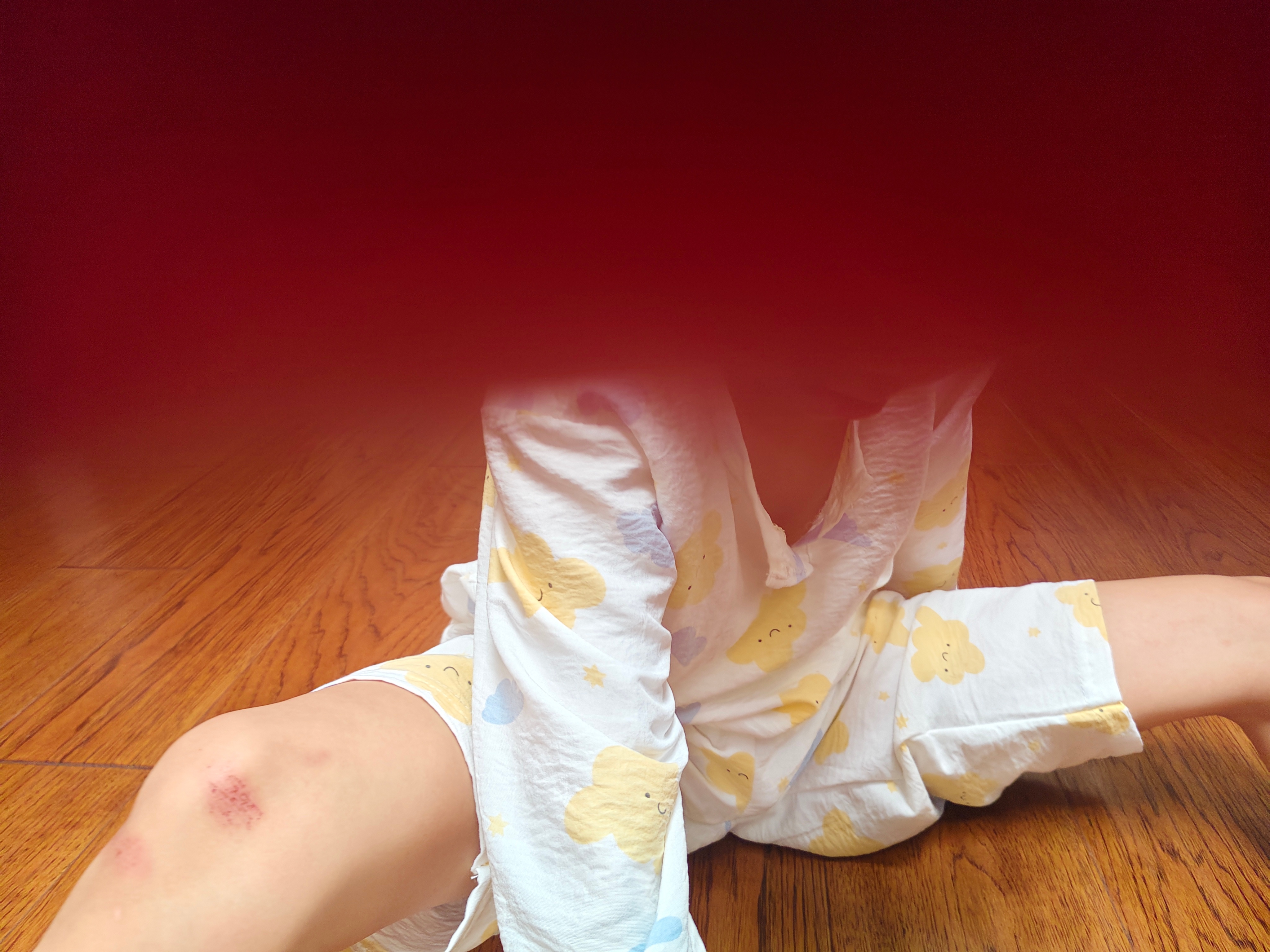 昨天哥哥犯了错，喜提“完整童年”体验卡—一被爷爷揍了一顿。弟弟在旁边又拉架，又劝