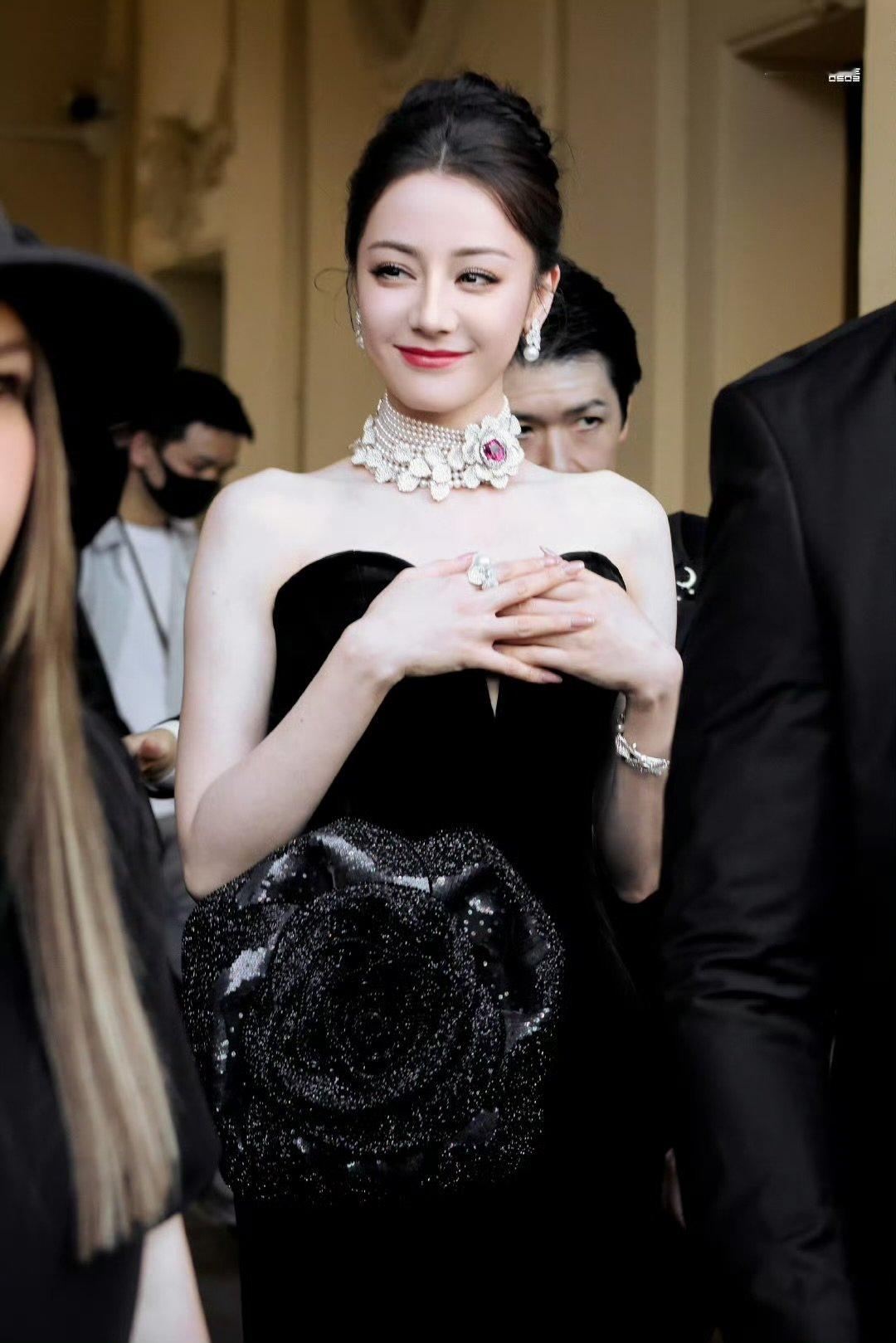 迪丽热巴可塑性极强的演员  迪丽热巴可塑性极强的演员！奔走相告 《利剑玫瑰》定档