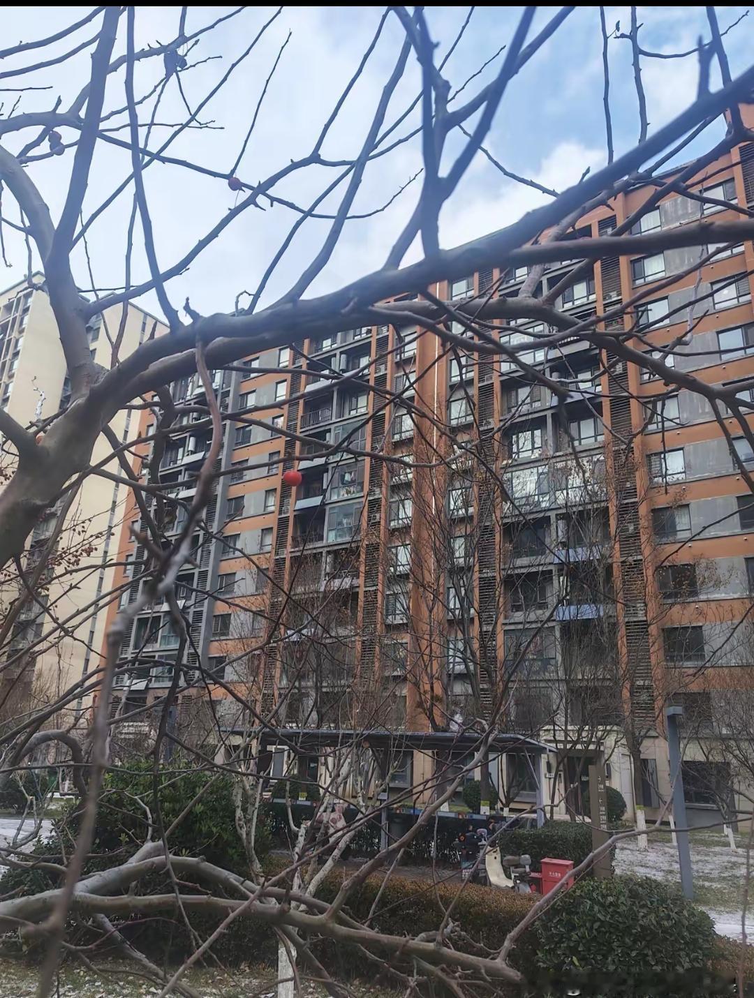 最近烟台发生一件大事，LG工厂解散了，不是破产，是迁移搬去越南了。
1400人面