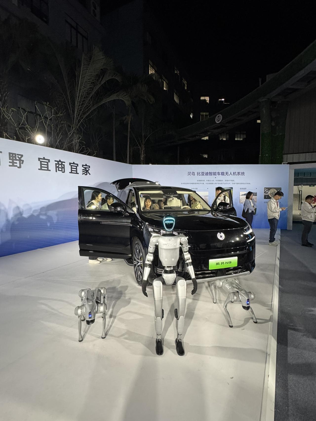 腾势N9重磅上市，新车推出两款车型，售价分别为38.98万元和44.98万元。全