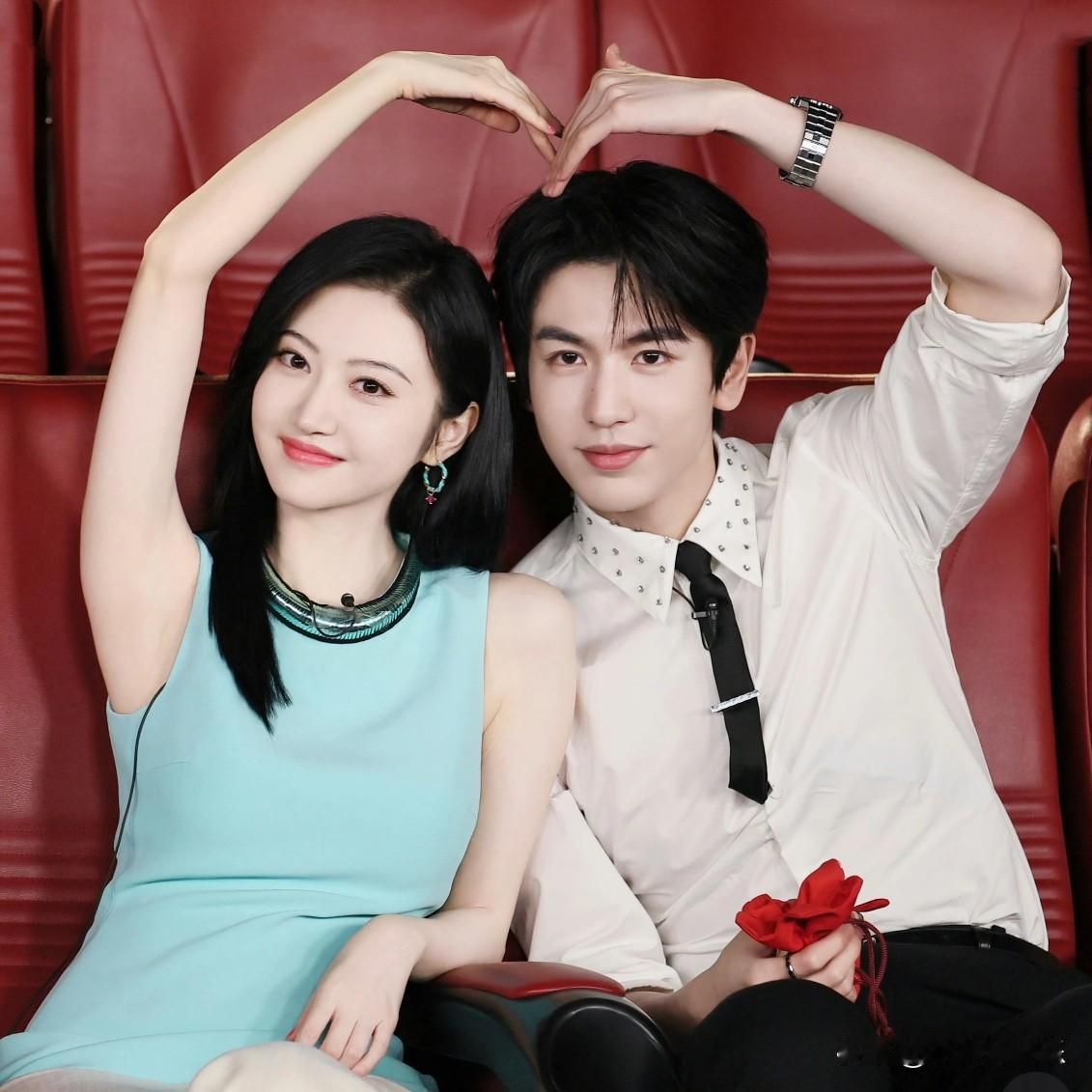 景甜不仅异性缘好，

圈内口碑也杠杠的，

但凡跟她合作过的男演员
都是对她赞不