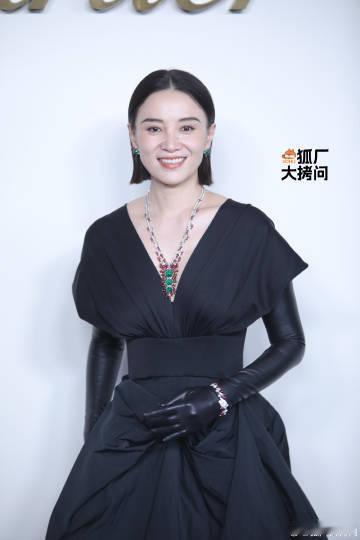 宋佳黑裙气场全开线下活动宋佳再出封神造型，质感黑色长裙版型考究，宝石珠宝华贵夺目