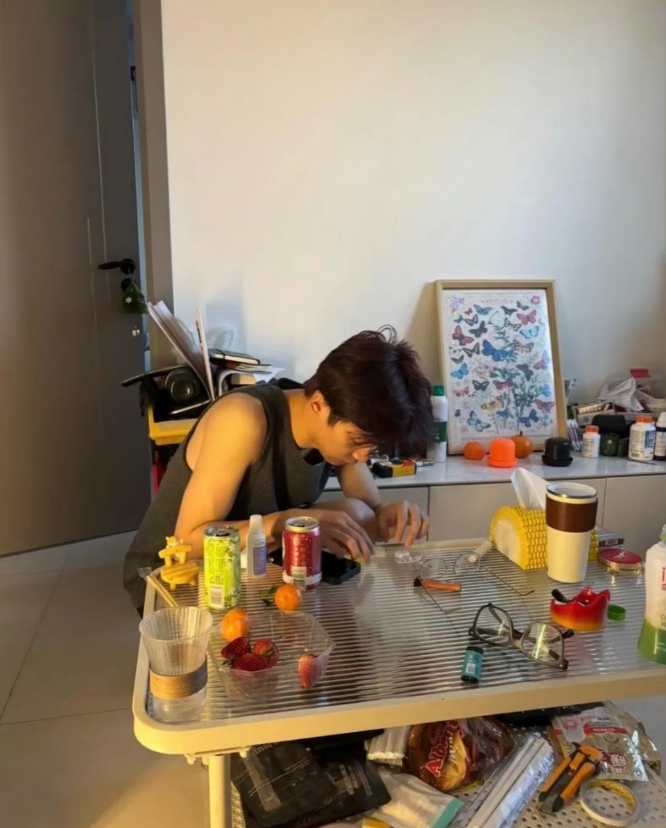 奶黄包发梓渝在家的照片，梓渝穿的无袖背心跟剧里穿的一模一样，栩你渝生CP粉接下来