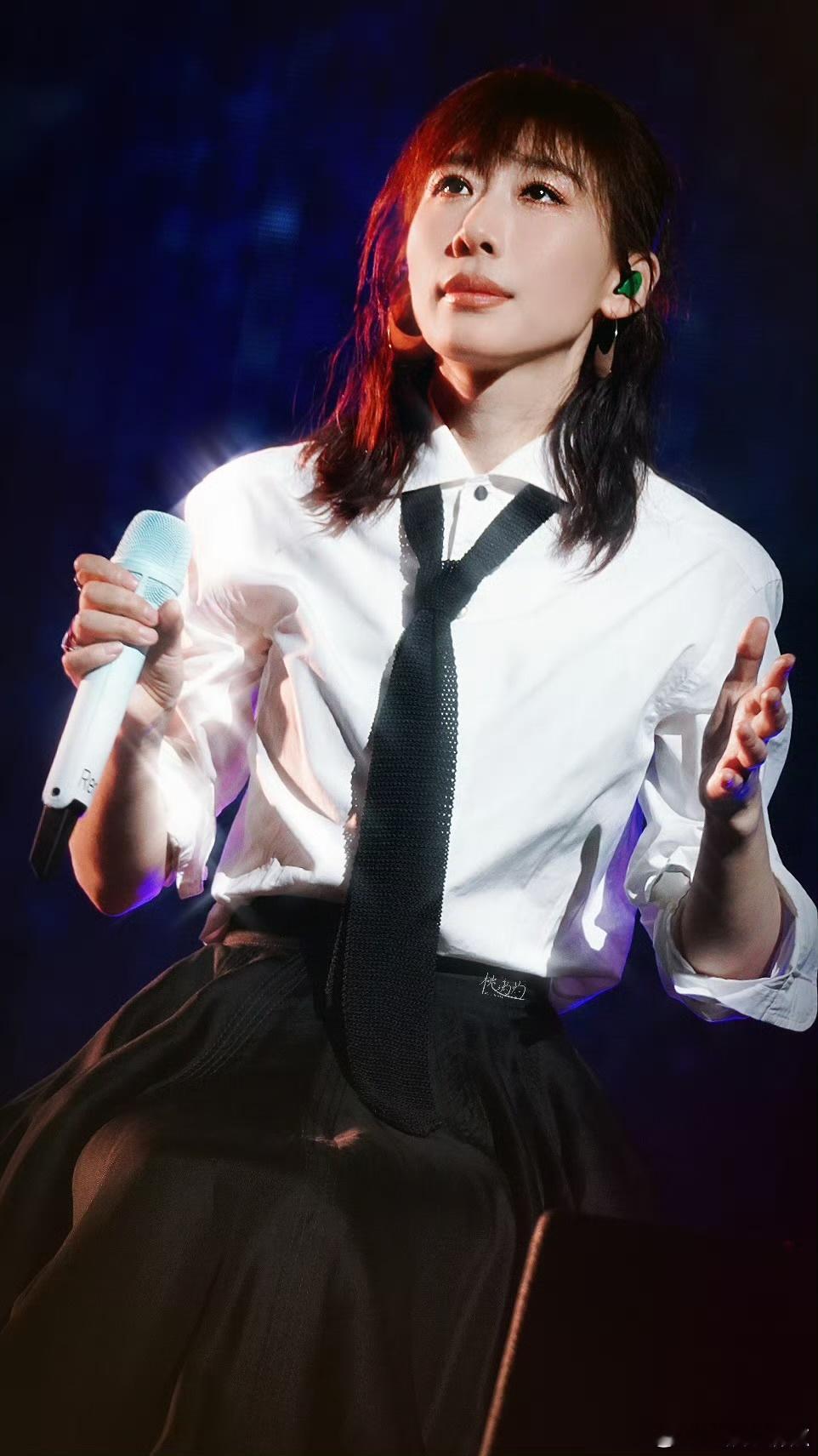 任素汐翻唱一生何求真的被任素汐深圳演唱会的选曲狠狠打动！这首《一生何求》就是独属