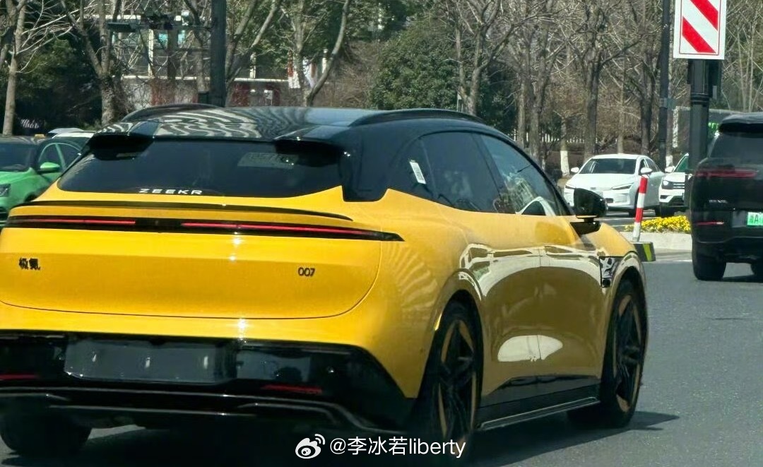 行啊高性能版本的极氪007旅行来了你们熟悉的功夫黄不过这次是旅行依然是没有激光雷