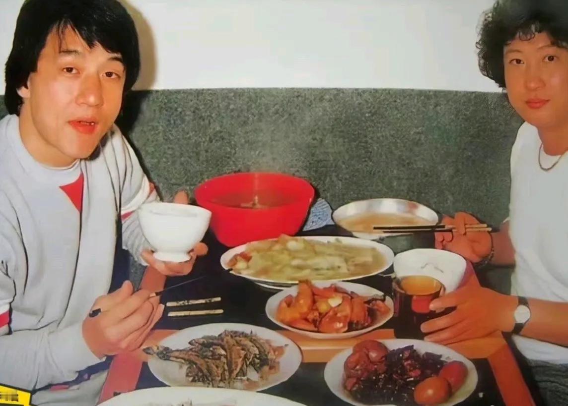这张成龙和好哥们八十年代聚餐的照片，有鱼有蛋有肉。就算放到现在也是超越四菜一汤的
