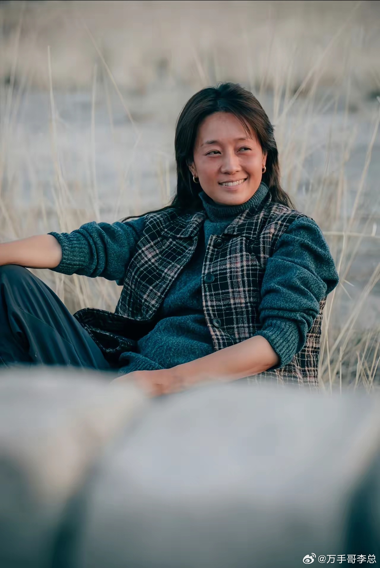 演员马伊琍说:离婚后第一天，送女儿上学回来，她在车里坐了3个小时。车就停在家楼下