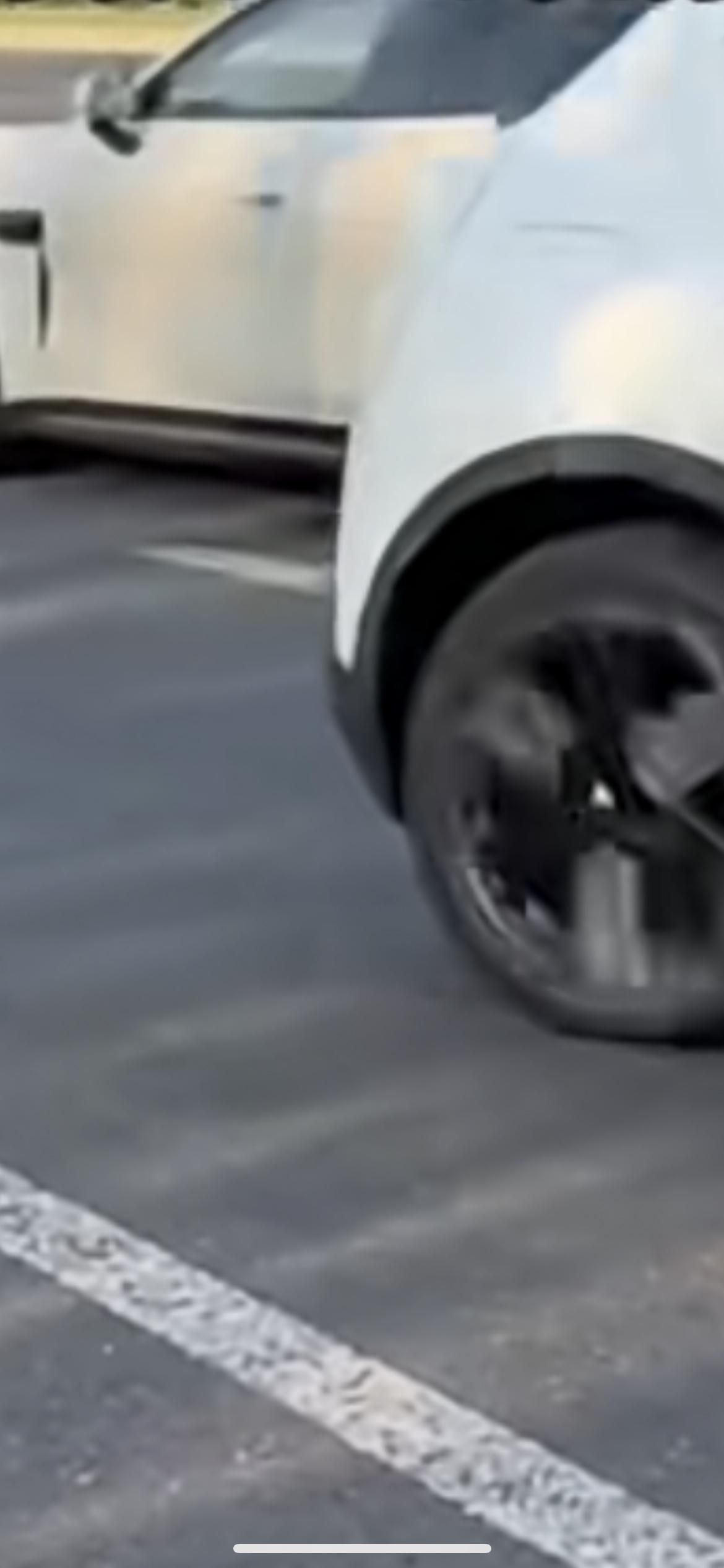 10月14日四川成都，车主走错路选择原地掉头逆行，车流大其它车纷纷避让，拍摄者：