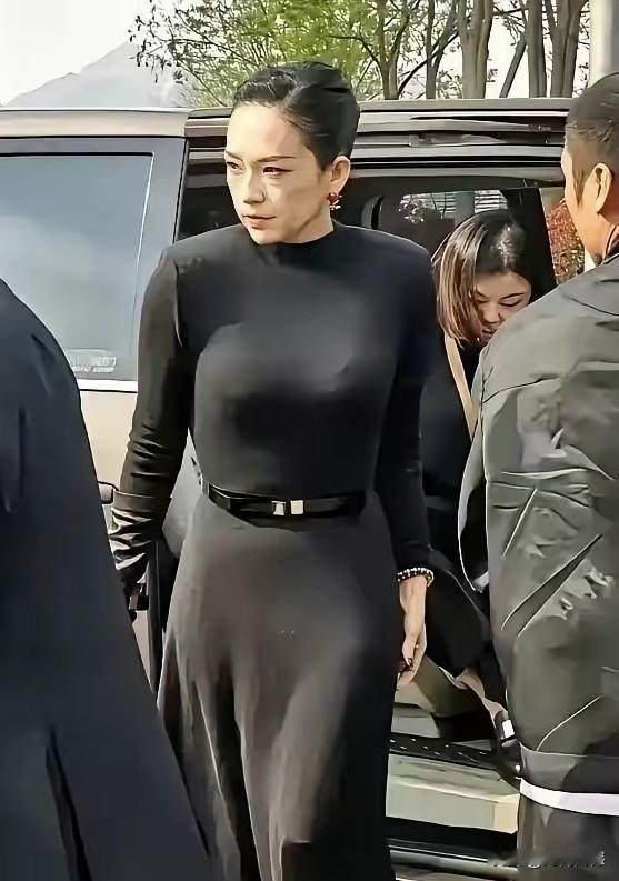 章子怡这张照片照的有点不像她本人，也不知道摄影师是怎么照的，看来这个人的照相技术