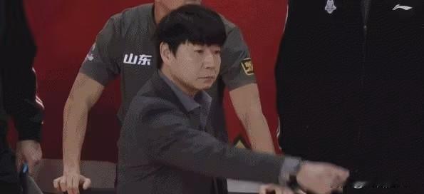 邱彪值得发火真可怕，喷裁判吃到技术犯规




山东对阵吉林比赛中，邱彪指导又没