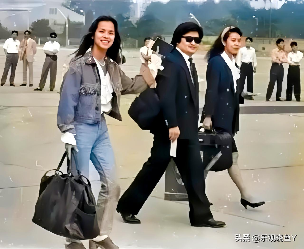 这是北京第十一界亚运会歌手韦唯与刘欢正赶往工人体育馆献唱亚洲雄风时的一张老照片，