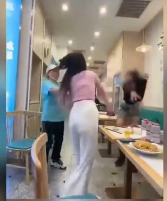 俩闺蜜在餐厅吃饭，竟然打起来了，黑衣女子被打的脸上手上都在流血。
好的时候是闺蜜